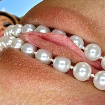 Жемчужные бусы на вагине красотки