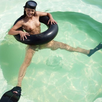 Голенькая девица с ластами и маской плавает на баллоне