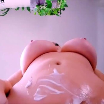 Натирает лосьоном сочные сиськи, большую жопу и рыжую письку