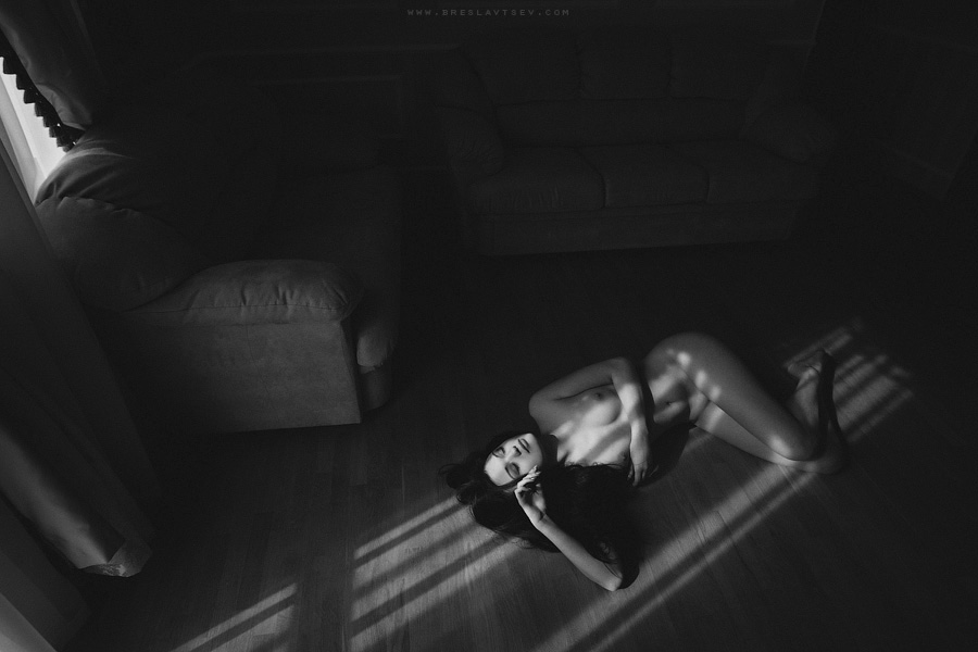 Черно белое ню фото в домашнем стиле Черно белое ню фото в домашнем стиле