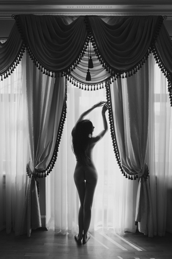 Черно белое ню фото в домашнем стиле Черно белое ню фото в домашнем стиле