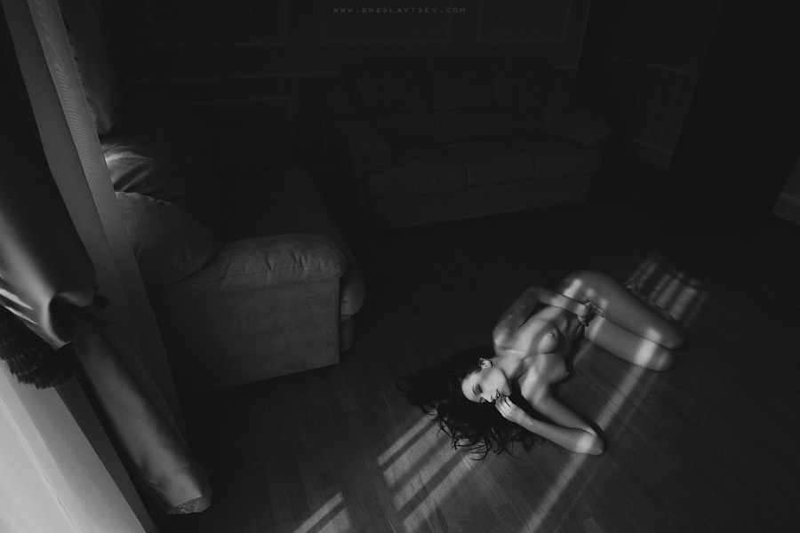 Черно белое ню фото в домашнем стиле Черно белое ню фото в домашнем стиле