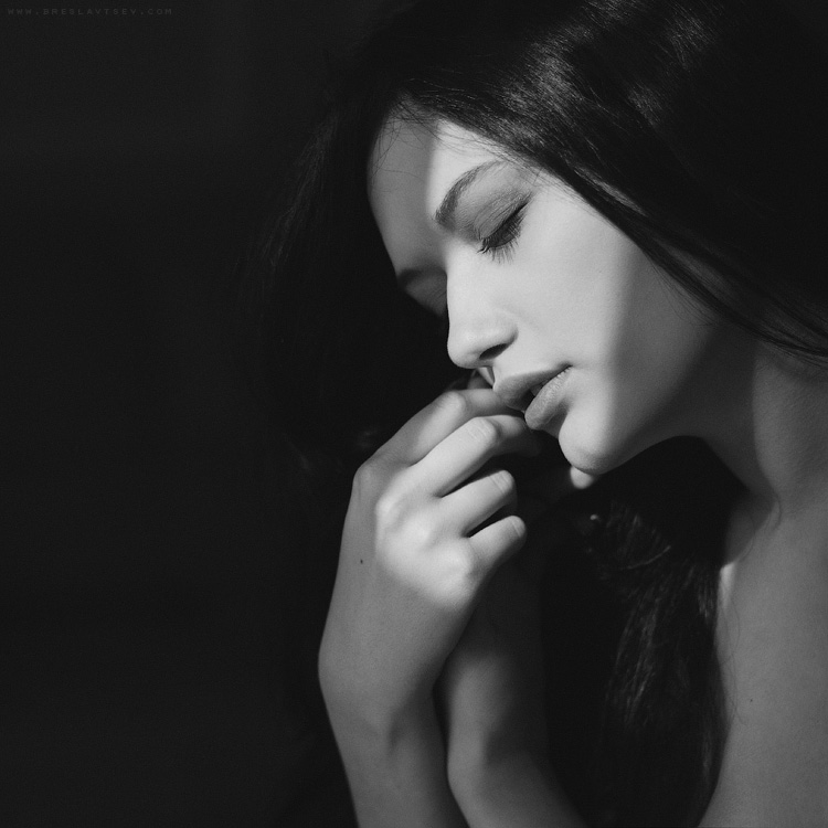 Черно белое ню фото в домашнем стиле Черно белое ню фото в домашнем стиле