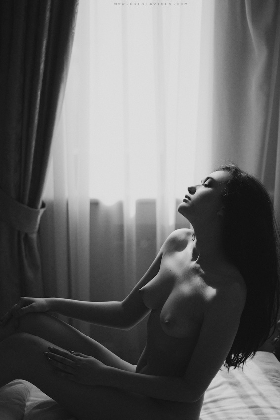 Черно белое ню фото в домашнем стиле Черно белое ню фото в домашнем стиле