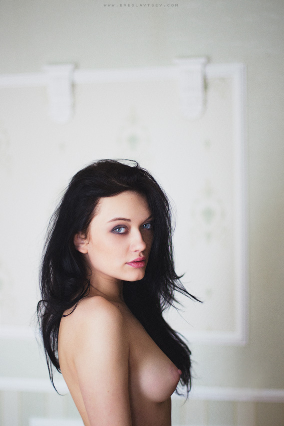 Черно белое ню фото в домашнем стиле Черно белое ню фото в домашнем стиле