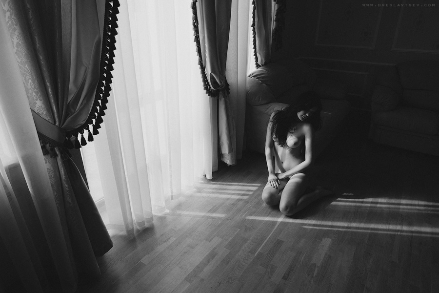 Черно белое ню фото в домашнем стиле Черно белое ню фото в домашнем стиле