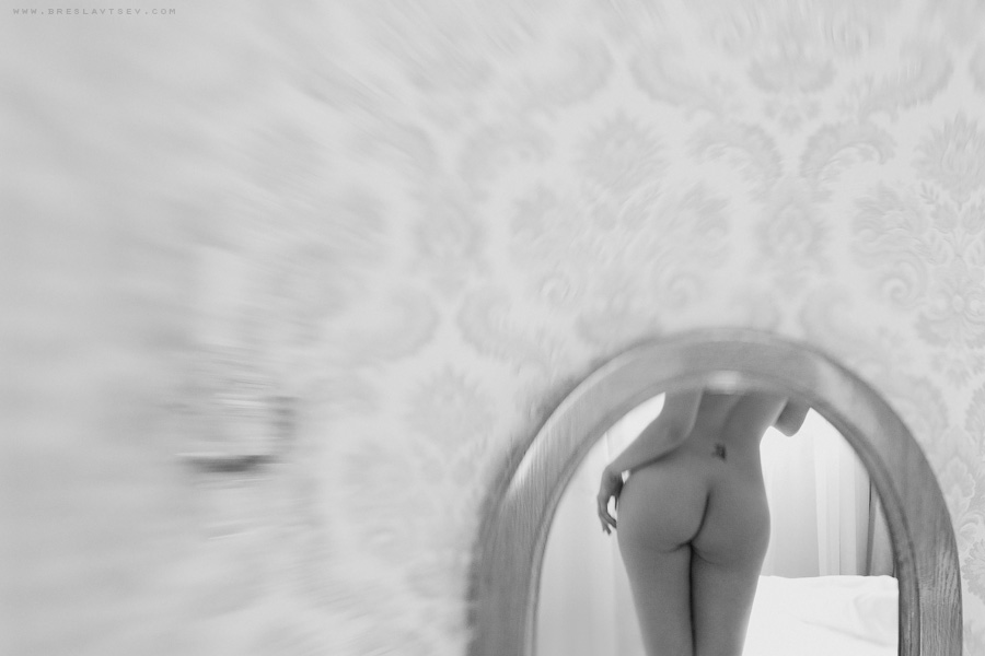 Черно белое ню фото в домашнем стиле Черно белое ню фото в домашнем стиле