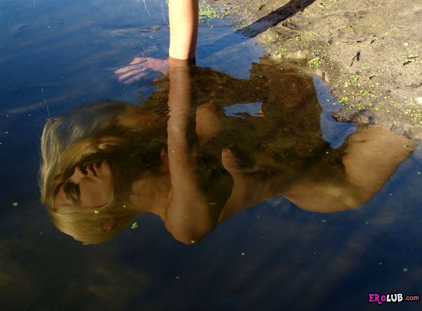 Реально длинные волосы голенькой блондинки Реально длинные волосы голенькой блондинки