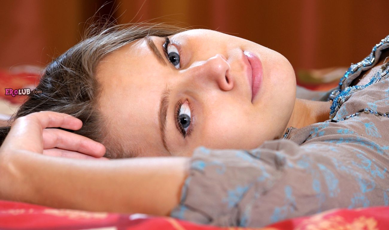 Обольстительная голая красавица в постели Обольстительная голая красавица в постели