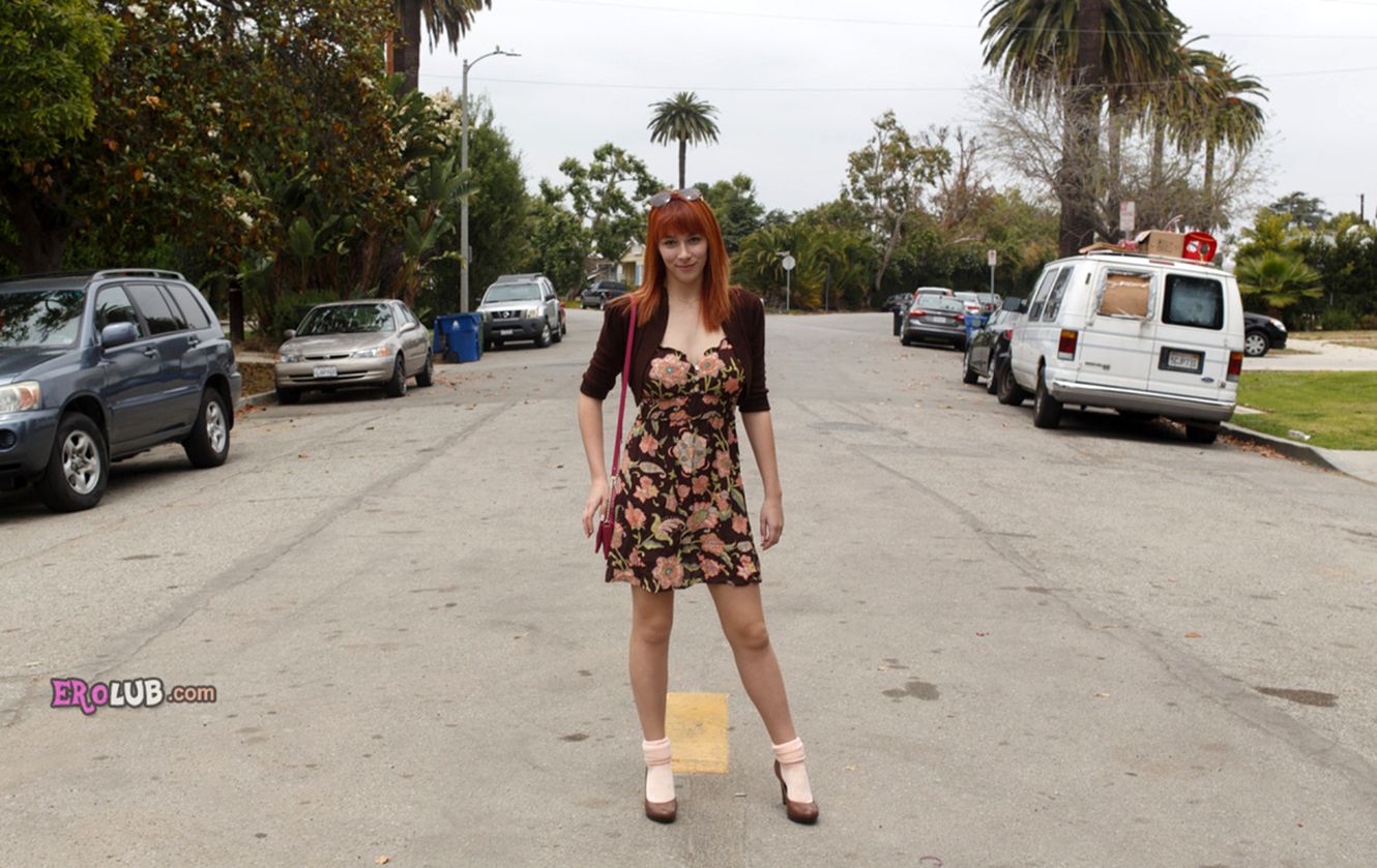 Рыженькая женщина показала свои сиськи в магазине и задрала юбку на улице Рыженькая женщина показала свои сиськи в магазине и задрала юбку на улице