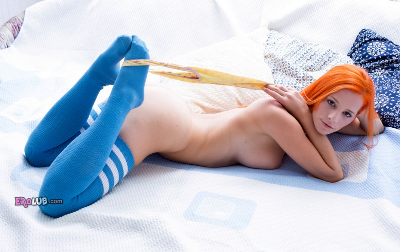 Рыжая девушка мастурбирует в постели Рыжая девушка мастурбирует в постели