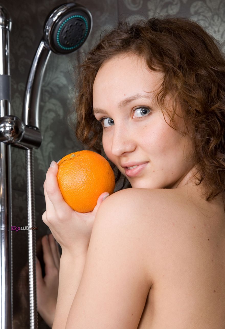Обнаженная девушка с апельсином в душе Обнаженная девушка с апельсином в душе