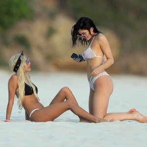 Две подруги в бикини отдыхают на пляже