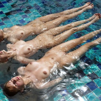 Голые девушки в бассейне