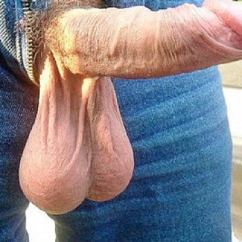 Трогает большие яйца мужика