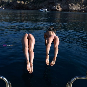 Две голенькие девки отдыхают на яхте