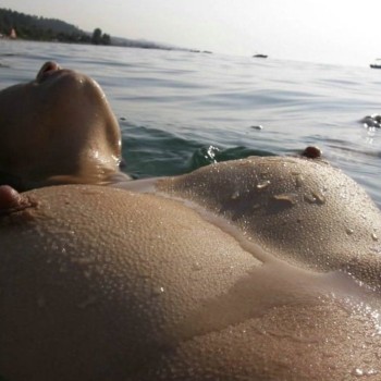 Любит плавать на спине