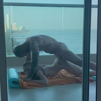 Девка кончает на большом члене с дрожью и просит еще ...