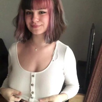 Открыла сиськи, закрыла лицо