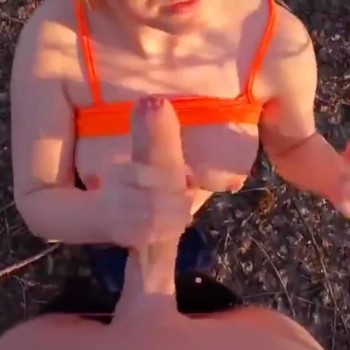 Сосет длинный член-палку в лесу стоя на колеянх