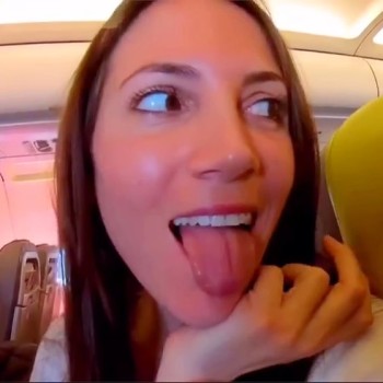 Минет в самолете от инициативной девушки