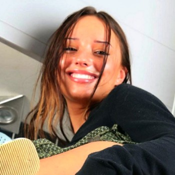 Позитивная милашка без трусов с открытой вагиной