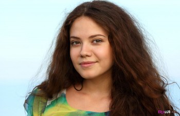 Длинноволосая няшка сняла платье на берегу