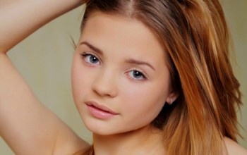 Милая девчонка с красивым личиком показала свою интимные прелести