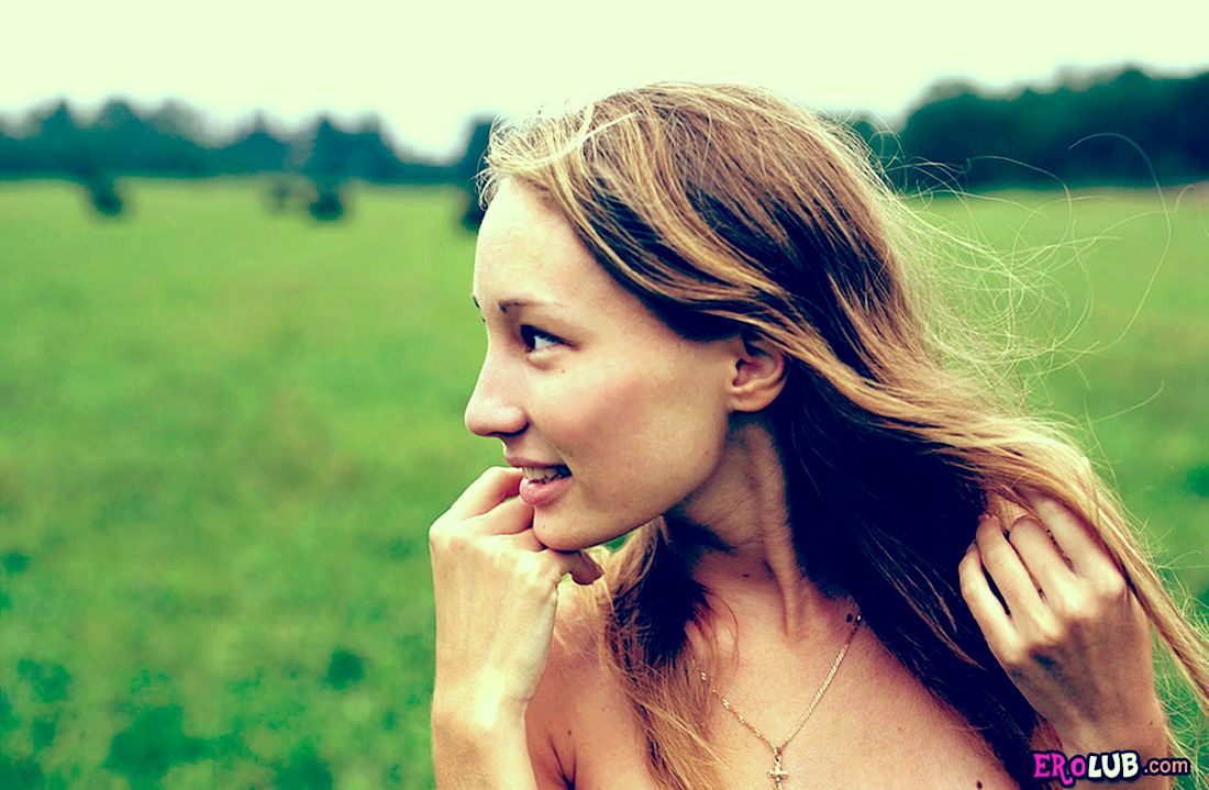 Молодая голая телка