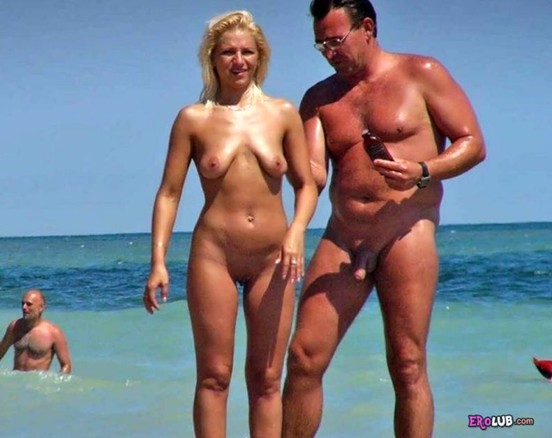 Нудисты на пляже