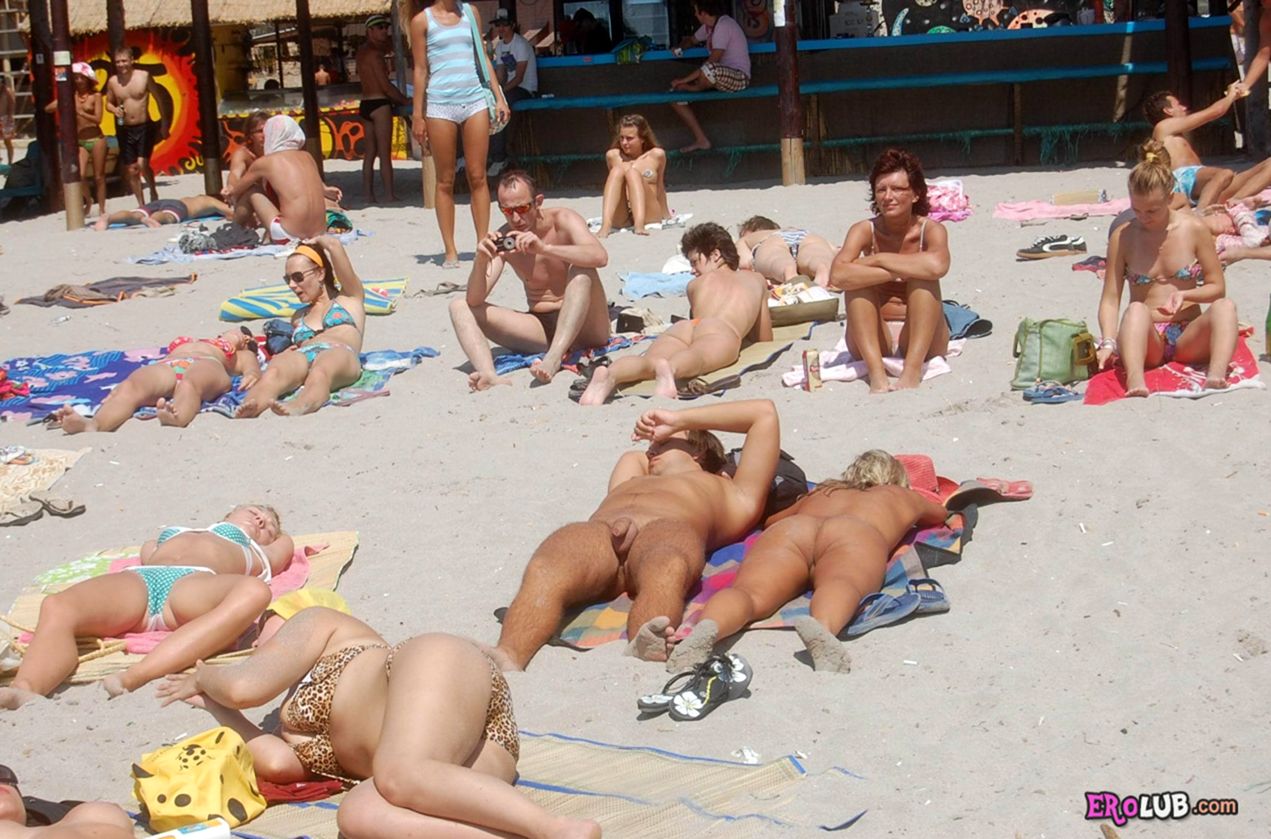 Нудисты на пляже
