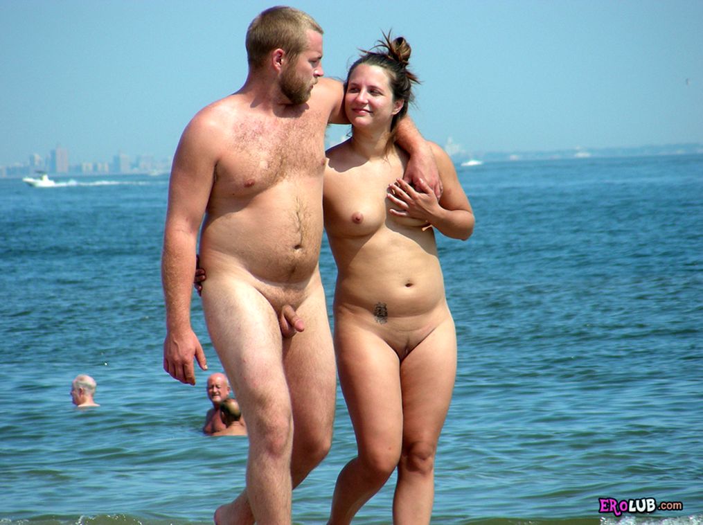 Нудисты на пляже