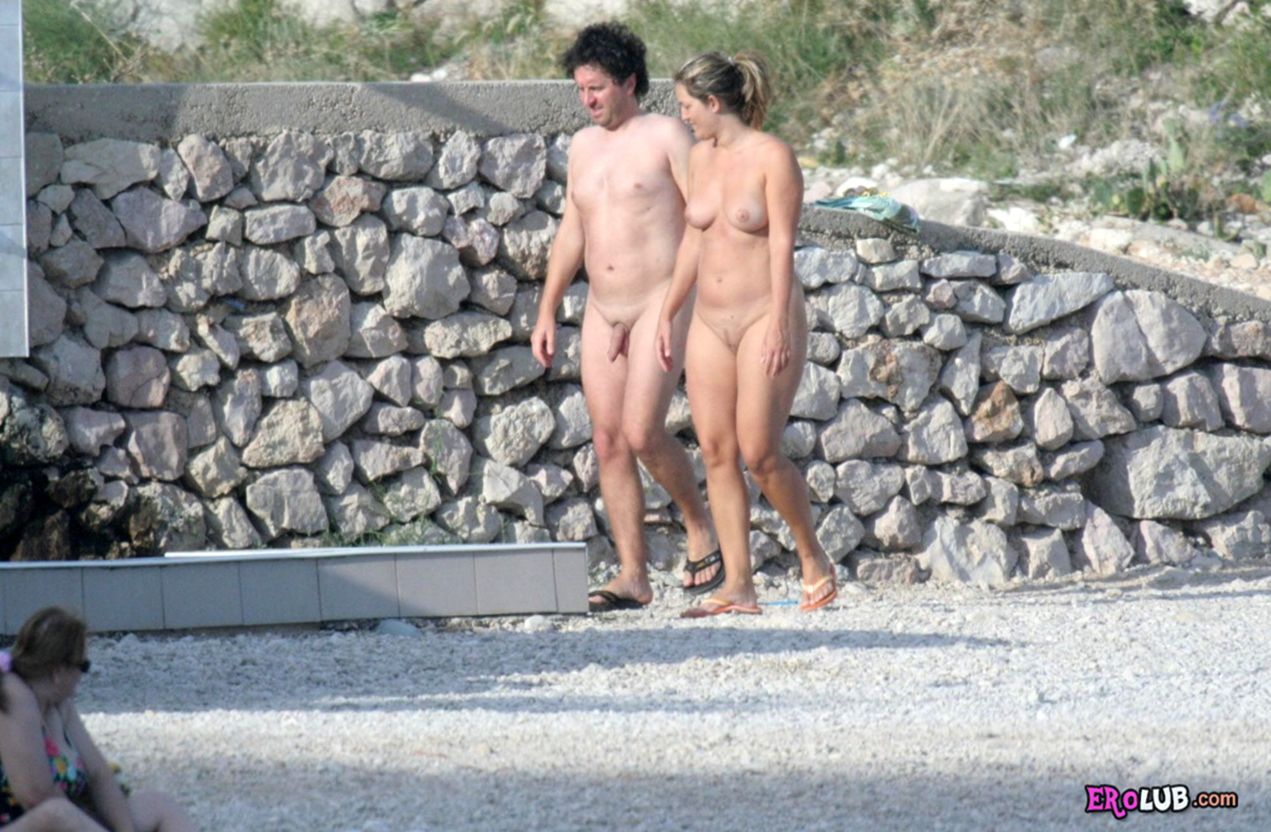 Нудисты на пляже