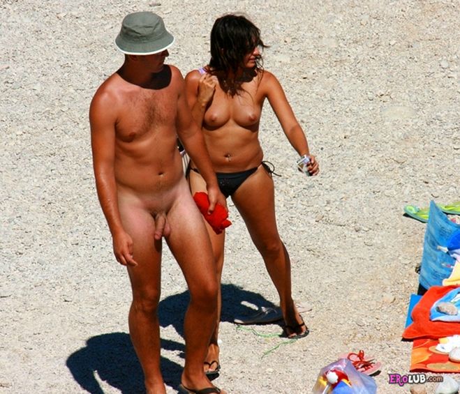 Нудисты на пляже