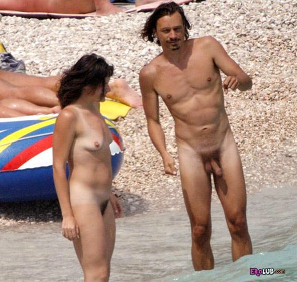 Нудисты на пляже