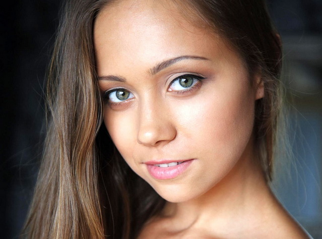 Молодая целка показала свою дырочку