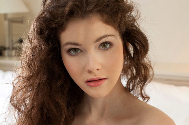 Нежные интимные фото молодой девушки в постели