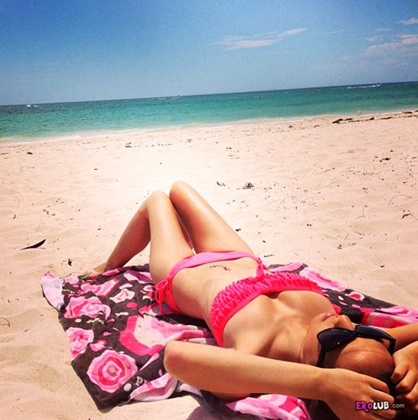 Молодые девушки в бикини Молодые девушки в бикини