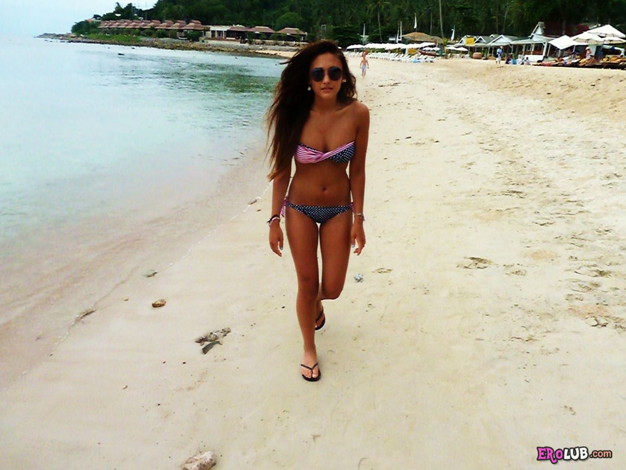 Молодые девушки в бикини Молодые девушки в бикини