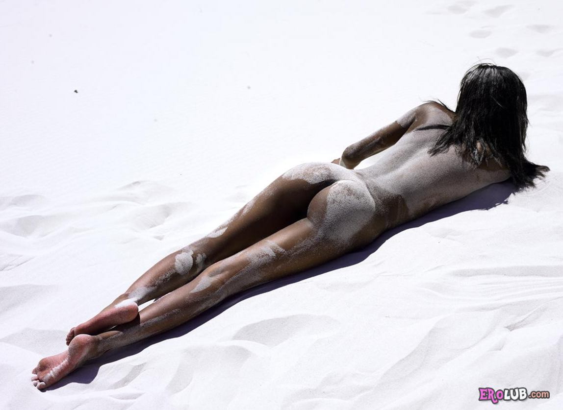 черная голая девушка на пляже фото