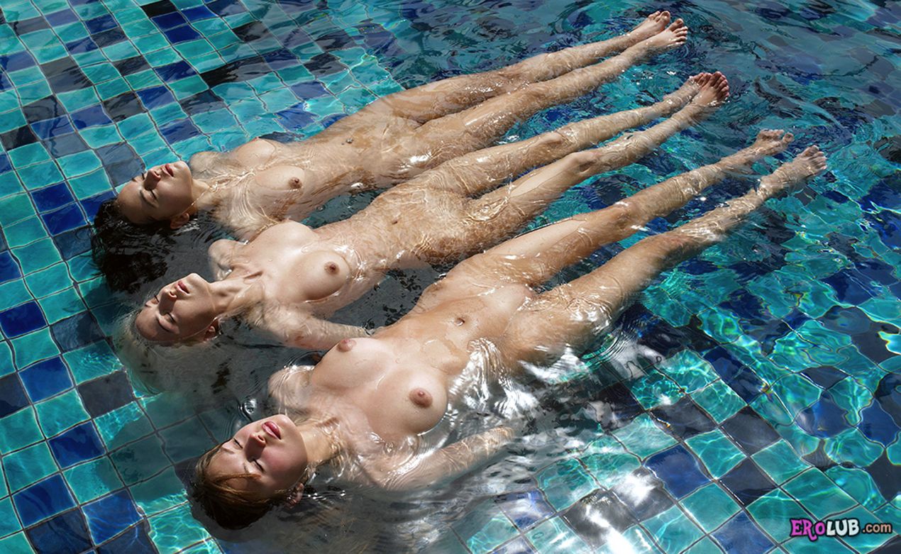 картинки голые девушки в бассейне