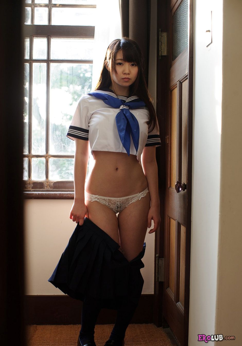 Японская порно девушка показывает свои маленькие сиськи и бритую киску, получая удовольствие