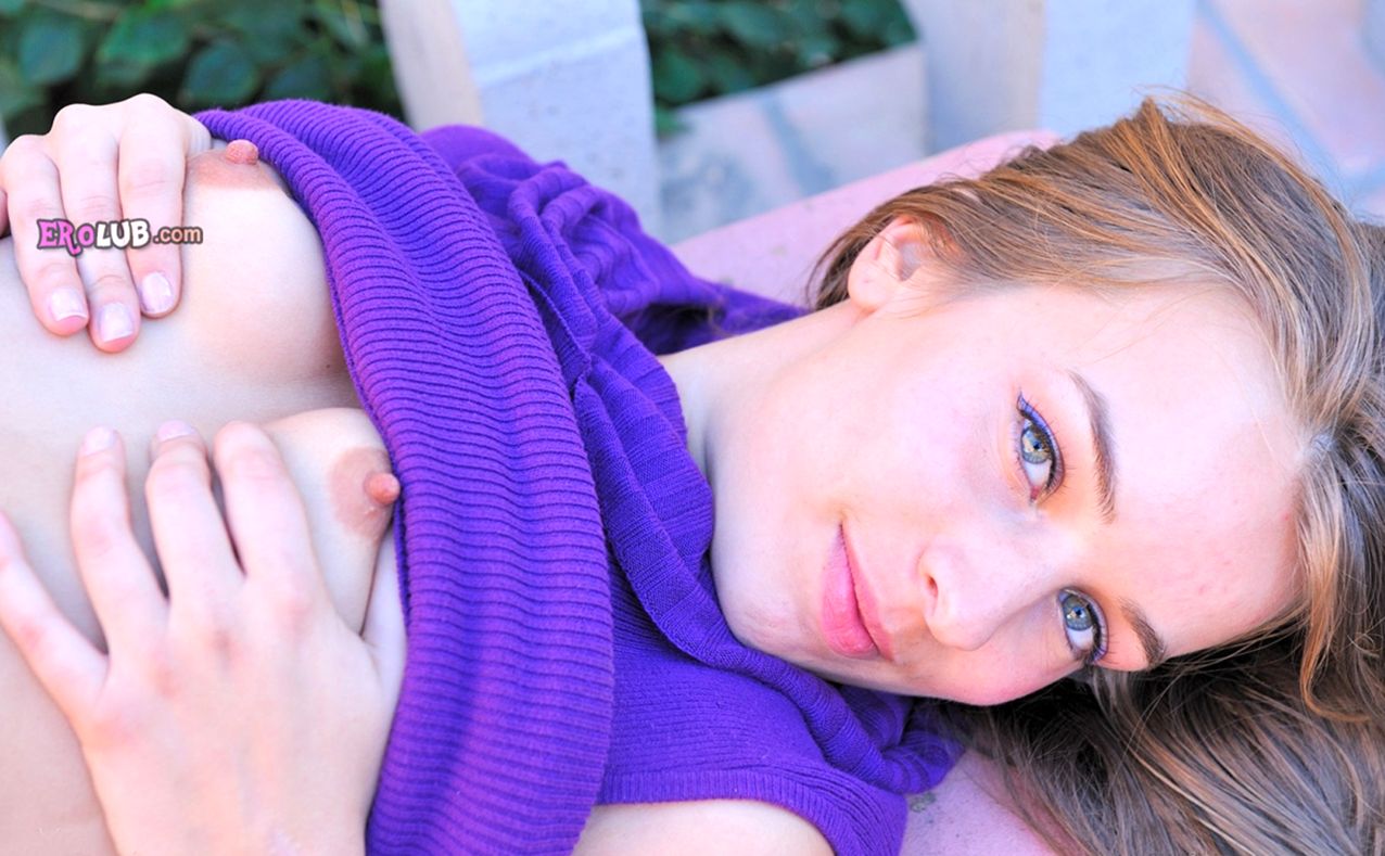 Красавицы трогают и сжимают свои большие сиськи Красавицы трогают и сжимают свои большие сиськи