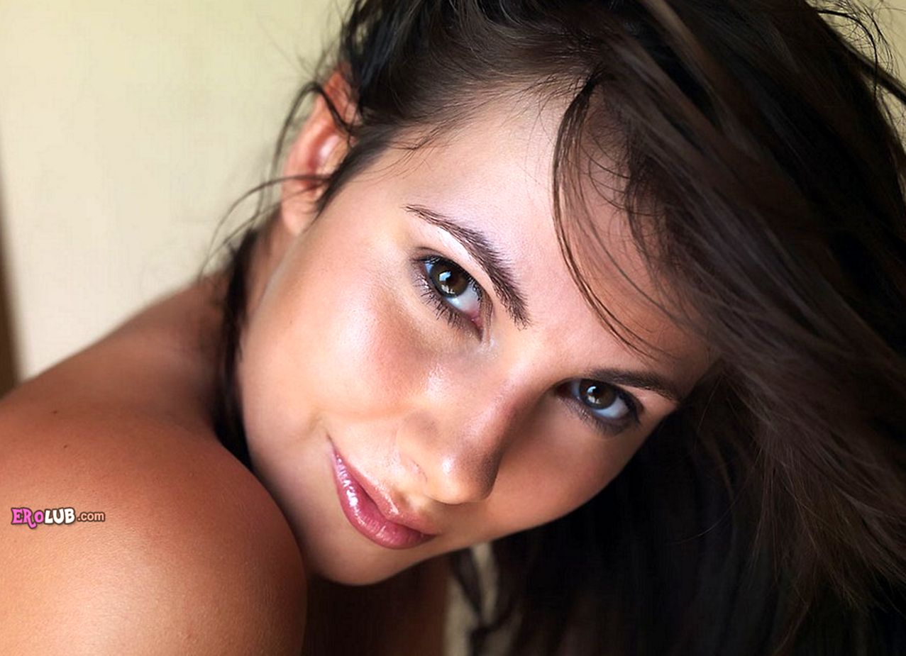 Сисястая красотка Connie Carter показала эротику на стульчике