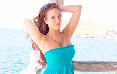 Скинула длинное платье девка с хорошими титьками