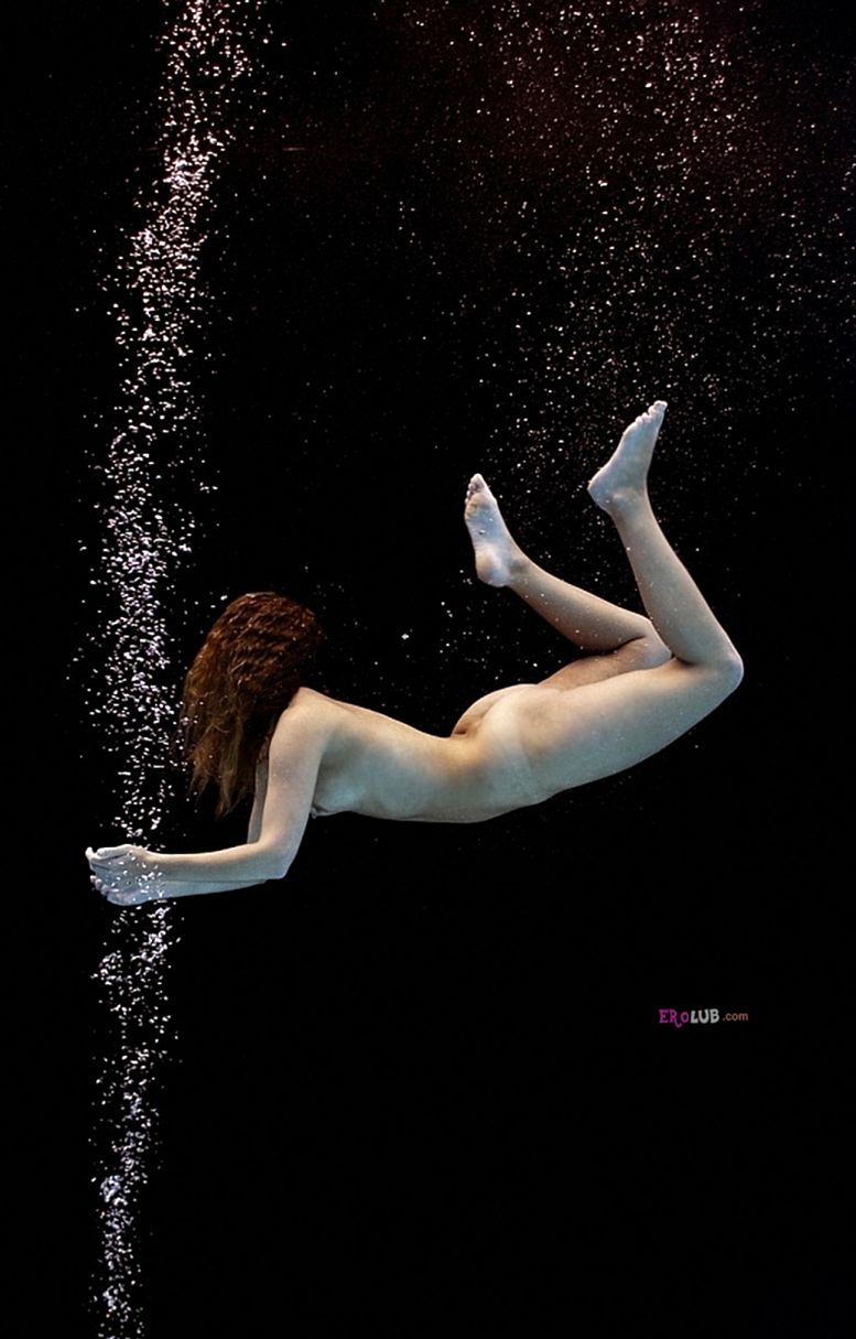 Голые девушки под водой