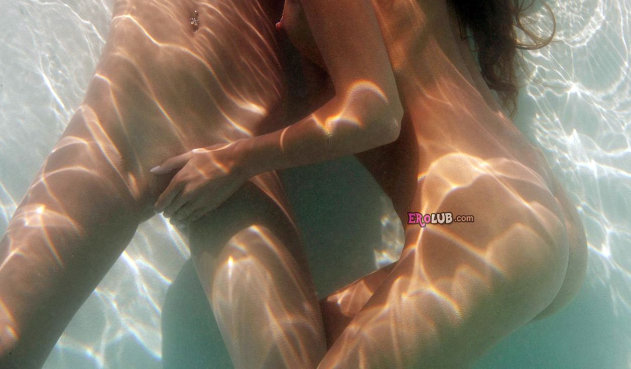 Голые девушки под водой