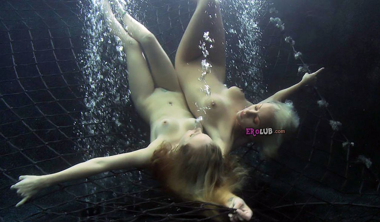 Голые девушки под водой