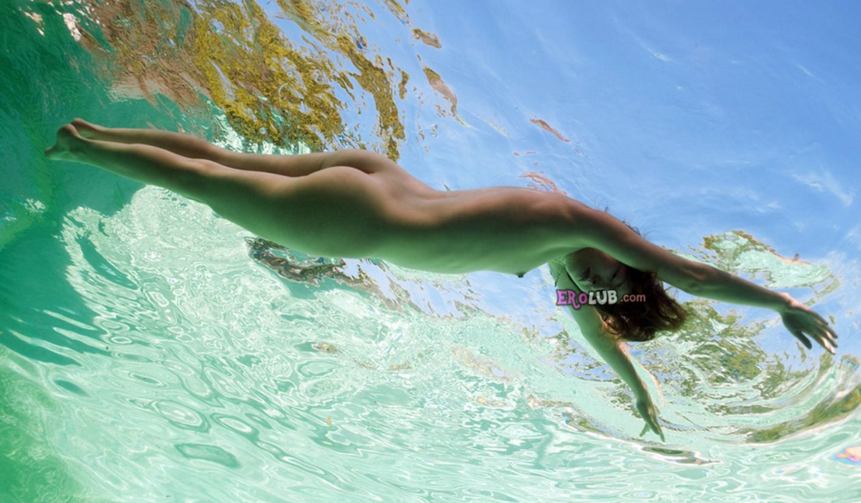 Голые девушки под водой