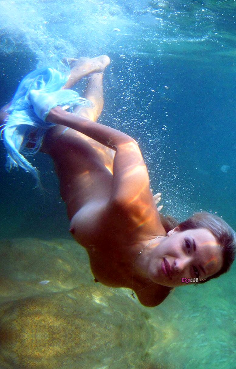Голые девушки под водой
